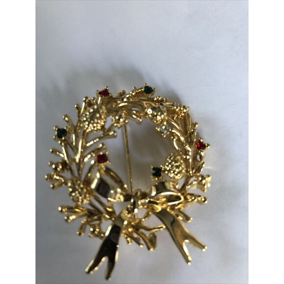 Vintage Rare Goldtone Pinecones Green & Red Rhinestone Christmas Wreath Brooch - Picture 2 of 6